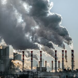La récente condamnation de TotalEnergies pour manquement à son devoir de vigilance redessine les obligations des entreprises face au réchauffement climatique.