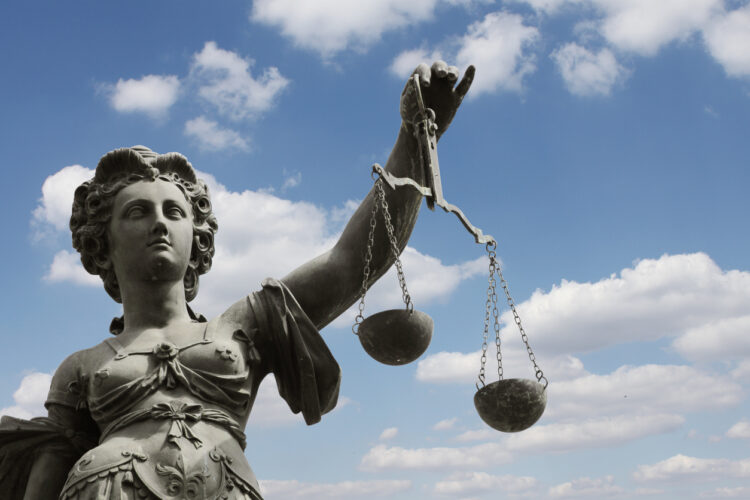 L’IA facilite la rédaction d’un recours, mais n’en garantit pas sa pertinence juridique. Les tribunaux commencent à rappeler cette règle, amende à l’appui.